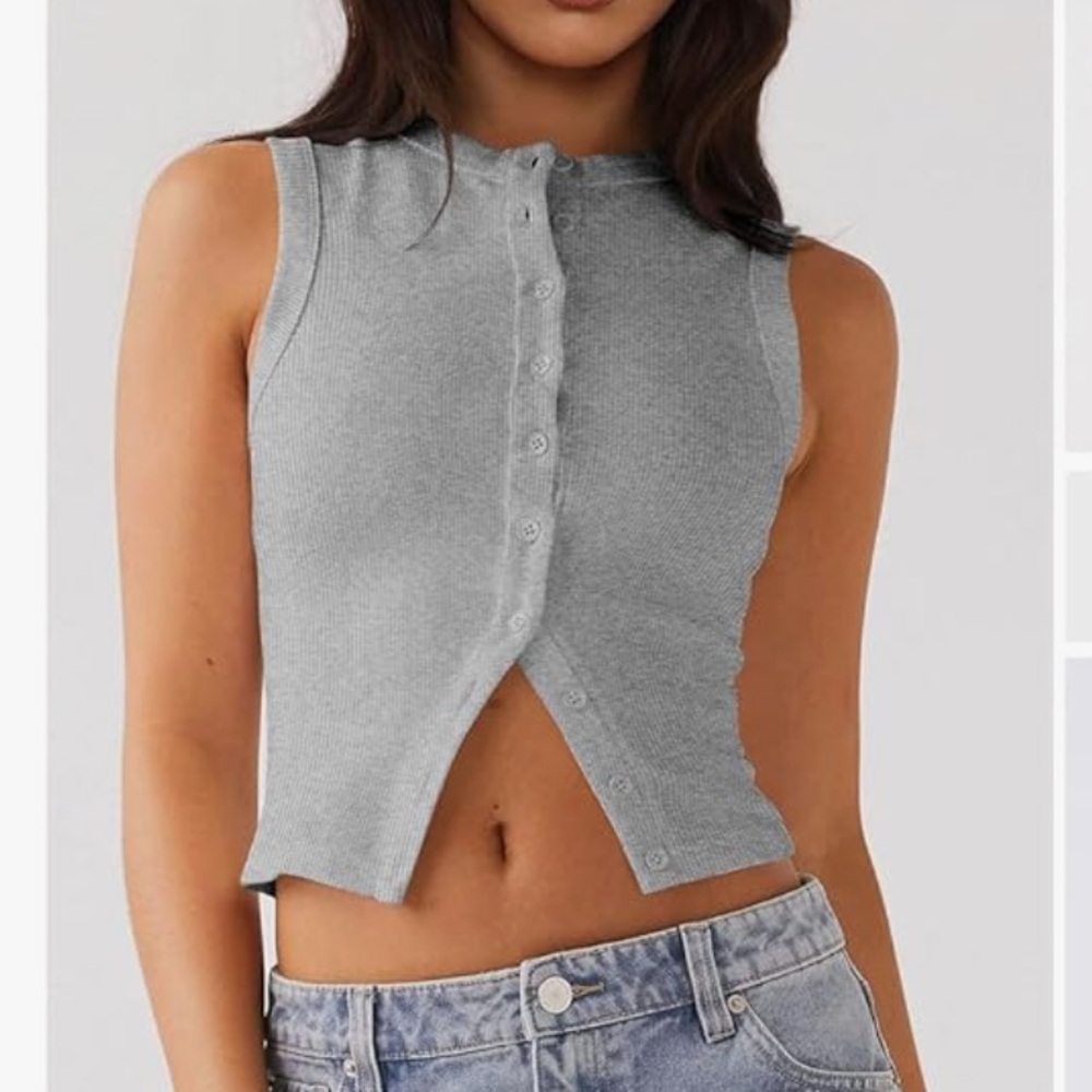 NWOT - Cute cropped button down knitted top/vest